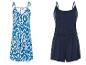 Sommerkleid mit blau-weißem Muster und dunkelblauer Jumpsuit-Shorts.