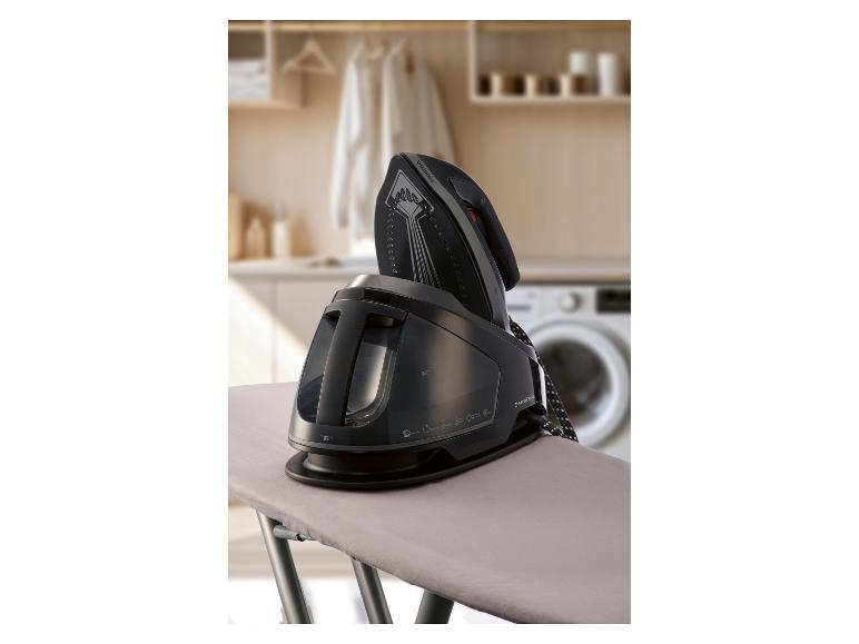 Dampfbügeleisen auf einem Bügelbrett in einer Waschküche.