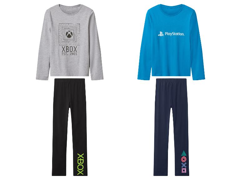 Zwei langärmlige Kinderpyjamas: ein graues Set mit Xbox-Logo und ein blaues Set mit PlayStation-Logo.