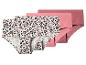 Drei Slips: einer mit Leopardenmuster und rosa Herzen, und zwei einfarbige in Rosa und Dunkelrosa.