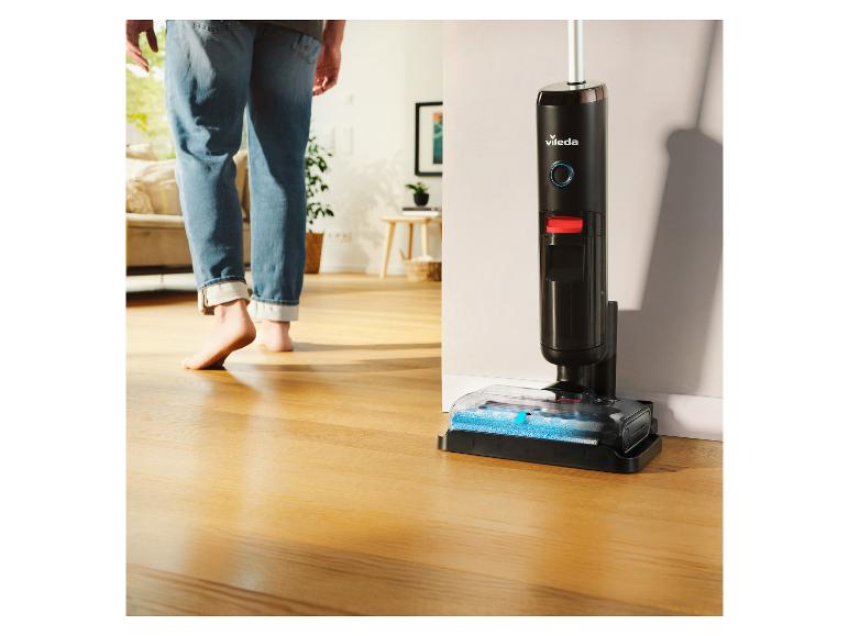 Vileda Wischmopp und eine Person, die barfuß auf einem Holzboden geht.