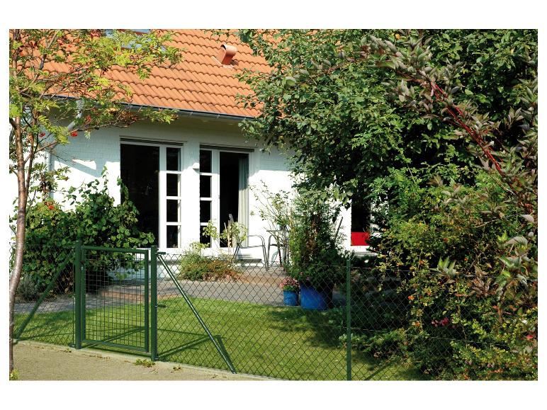 Dunkelgrünes Metalltor und -zaun für den Garten.