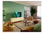 Wohnzimmer mit Fernseher, TV-Möbel, Teppich, Sofa und Holz-Sessel