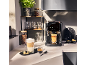 Vollautomatischer Kaffeevollautomat mit Kaffee und Latte Macchiato in moderner Küche.