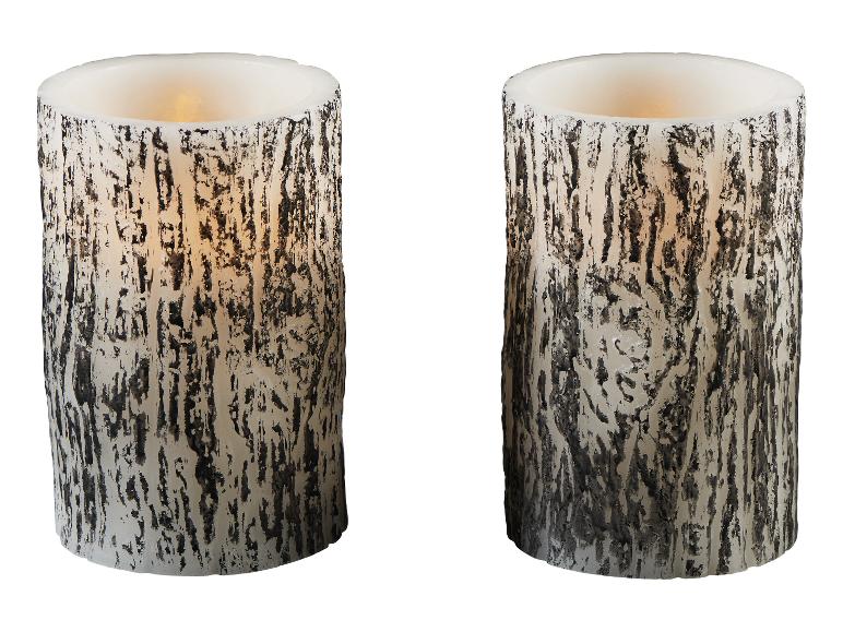 Zwei weiße LED-Stumpenkerzen mit rindenähnlicher Textur