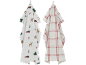Zwei Weihnachtsküchentücher: eines mit Rentieren und Weihnachtsbäumen, das andere mit rotem Karomuster.