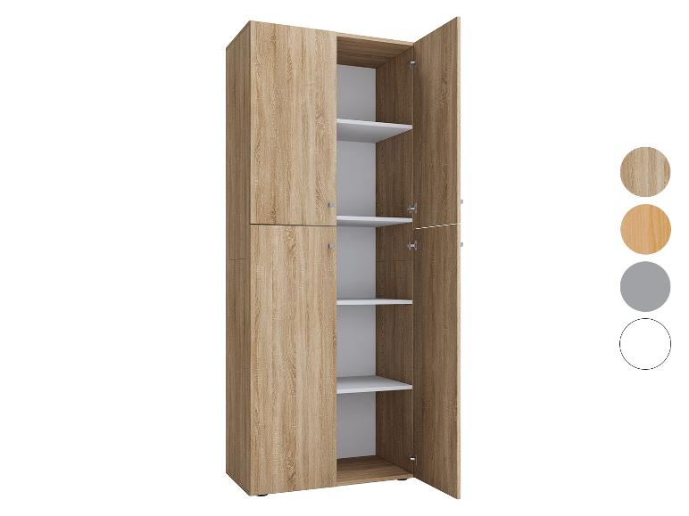 Ein hoher, schmaler Schrank aus hellem Holz mit offenen Türen, die weiße Regale zeigen.