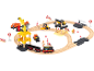 Holzeisenbahn-Set mit Kran, Lastwagen, Walzen und Bauarbeitern.