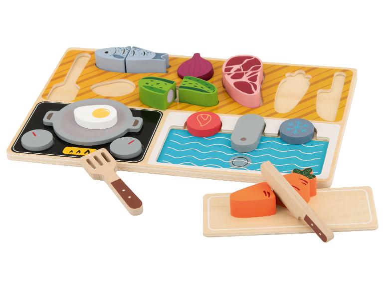 Holzspielküchen-Set mit Lebensmitteln wie Fisch, Fleisch, Gemüse und Kochutensilien.