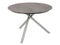 Ein runder Tisch mit einer grauen Betontischplatte und einem Stahlgestell.