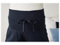 Nahaufnahme einer dunkelblauen Hose mit elastischem Bund und Kordelzug.