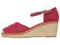 Rote Espadrilles mit Schnalle und offener Zehenpartie.