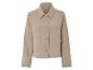 Eine beige Jacke mit Knöpfen und Taschen.