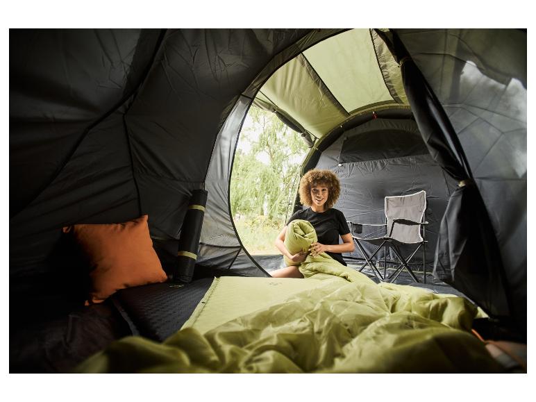 Campingzelt, Schlafsack und Klappstuhl: Ausrüstung für eine komfortable Nacht im Freien.