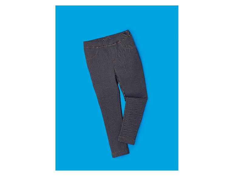 Dunkle Damenjeans auf blauem Hintergrund.