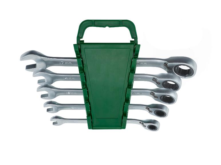 Satz Ratschenschlüssel in verschiedenen Größen in einem grünen Halter
