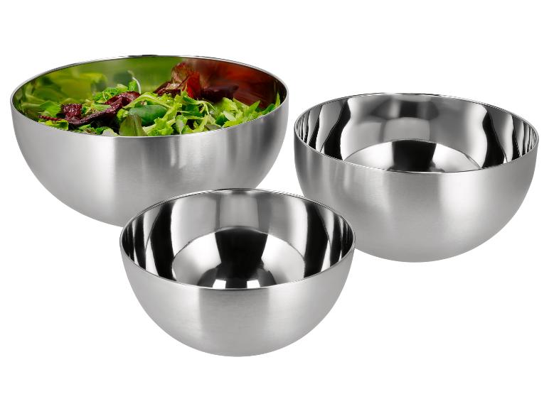 Set aus drei Edelstahlschüsseln, eine davon mit Salat.