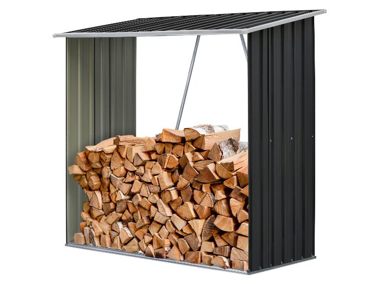 Holzunterstand gefüllt mit Holzscheiten
