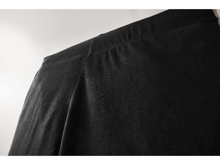 Nahaufnahme des elastischen Stoffs und des Bunds einer schwarzen Leggings.