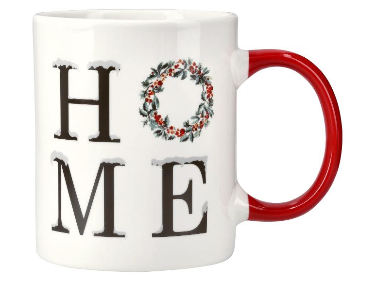 Weiße Tasse mit rotem Henkel, mit dem Text „HOME“ und einem Weihnachtskranz.