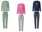 Drei Pyjama-Sets mit langen Ärmeln, eines mit einem grünen Oberteil mit Text, eines mit einem rosafarbenen Oberteil mit Sternen und eines mit einem blauen Oberteil mit Sonne und Mond.
