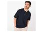 Mann in marineblauem T-Shirt mit Basketballmotiv und beiger Hose, schaut zur Seite.