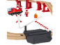 Holzeisenbahn-Set mit Feuerwehrauto, Feuerwehrmann-Figur, Feuer und Bahnübergang.