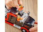 Kind spielt mit einem Spielzeug-Abschleppwagen und zwei Figuren.