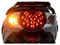 Motorrad-Rücklicht und Blinker an, vor weißem Hintergrund.