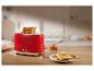 Roter 1995 Toaster mit Toast und Marmelade auf einem Holztisch.