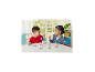 Zwei Kinder spielen mit einem Perlenset und basteln Figuren an einem Tisch.