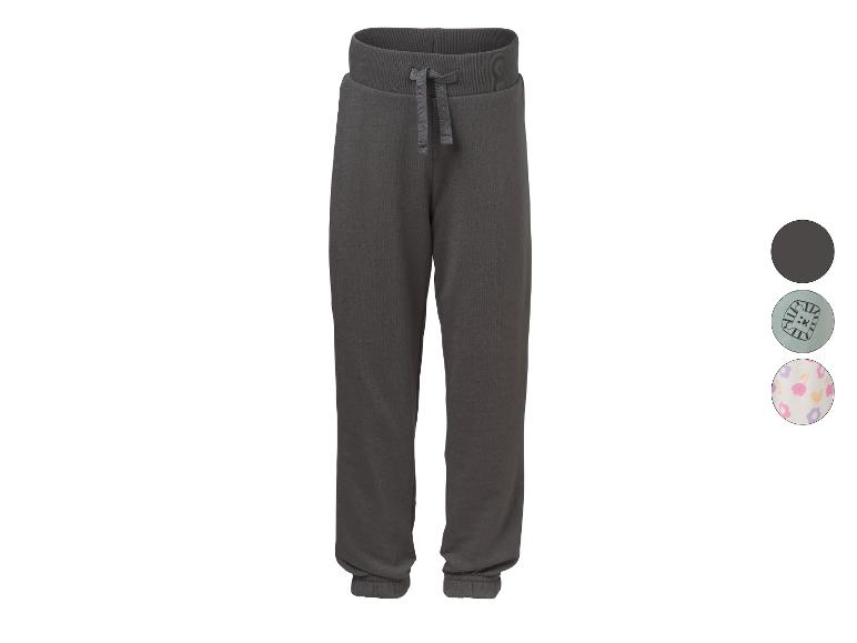 Dunkelgraue Jogginghose mit Kordelzug, gezeigt mit zwei gemusterten Optionen.