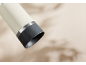 Cremefarbener Thermobecher mit dunkelgrauem Boden und Metallband