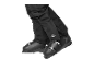 Schwarze Skihose und Skischuhe mit Crivit-Logo an der Seite.