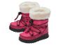 Rosa Kinder-Schneestiefel mit weißem Fell und schwarzen Schnürsenkeln.