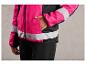 Eine rosafarbene Windjacke mit reflektierenden Streifen und einem schwarzen Mesh-Einsatz.