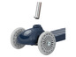 Ein blauer Playtive Roller mit grauen Rädern