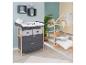 Babyzimmer mit grauem Wickeltisch und Holzbett mit Himmel.