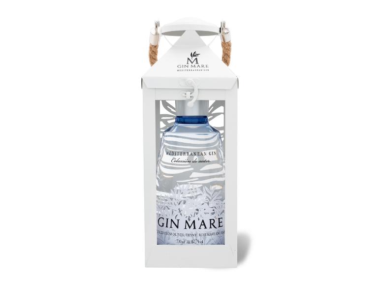 Gin Mare Flasche in einer weißen laternenförmigen Box.