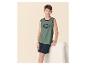 Jungen-Pyjama mit grünem Tanktop mit „ATHLETIC 1986“-Aufschrift und blauen Shorts.
