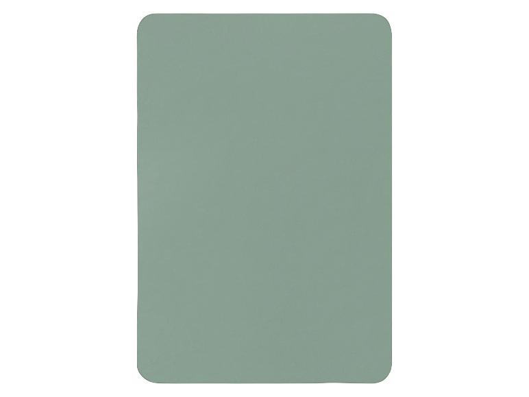 Salbeigrüner rechteckiger Tischuntersetzer.
