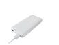 Weiße Powerbank mit angeschlossenem USB-Kabel und Ladeanzeigen.