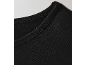 Nahaufnahme des Ausschnitts eines schwarzen T-Shirts