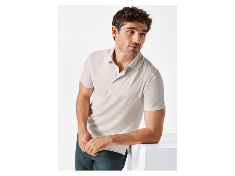 Beiges Poloshirt und grüne Hose für Herren.