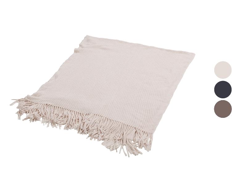 Beige Strickdecke mit Fransen, mit Farbmustern: Beige, Dunkelblau, Braun.