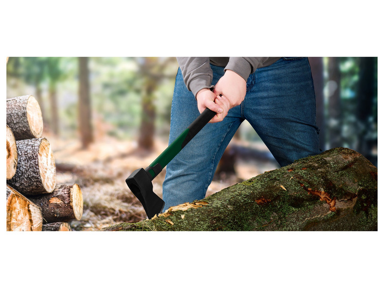 Eine Person, die mit einer Axt Holz spaltet.