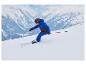 Kind in einer blauen CRIVIT Skijacke beim Skifahren auf einer verschneiten Piste.