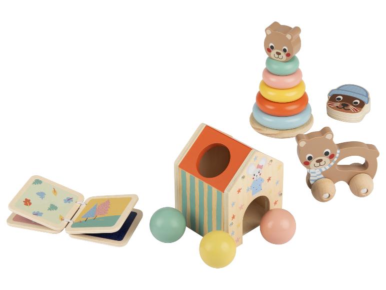 Holzspielzeug für Babys, darunter ein Stapelturm, ein Schiebeauto und ein Formensortierhaus.