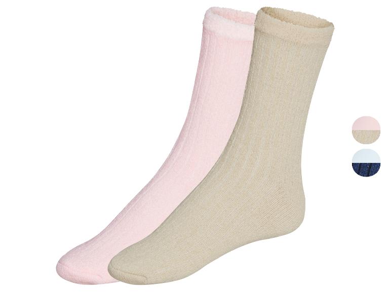 Zwei Paar weiche Socken, eine in Rosa und eine in Beige.