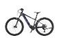 Dunkelblaues E-Mountainbike mit dicken Reifen und Federgabel.